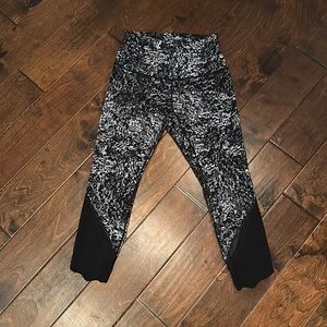 LIKE BRAND NEW - lululemon - black scallop edge - size 8